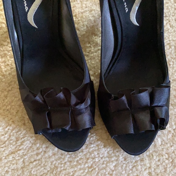 Black satin open toe pumps - Picture 2 of 5